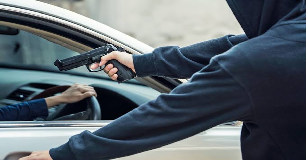 CRIMINALIDADE: Professora tem carro roubado após ser rendida por quadrilha na frente de casa